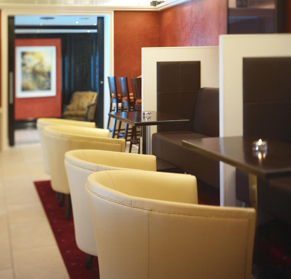 فندق وسبا أغادوي هايتس كيلارني المظهر الخارجي الصورة The lounge at the airport