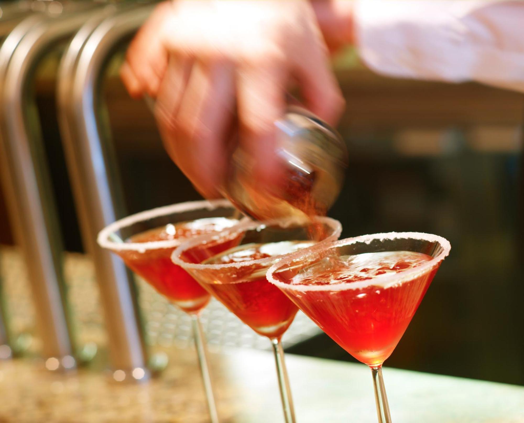 فندق وسبا أغادوي هايتس كيلارني المظهر الخارجي الصورة A bartender seasoning a cocktail rim with a lemon wheel