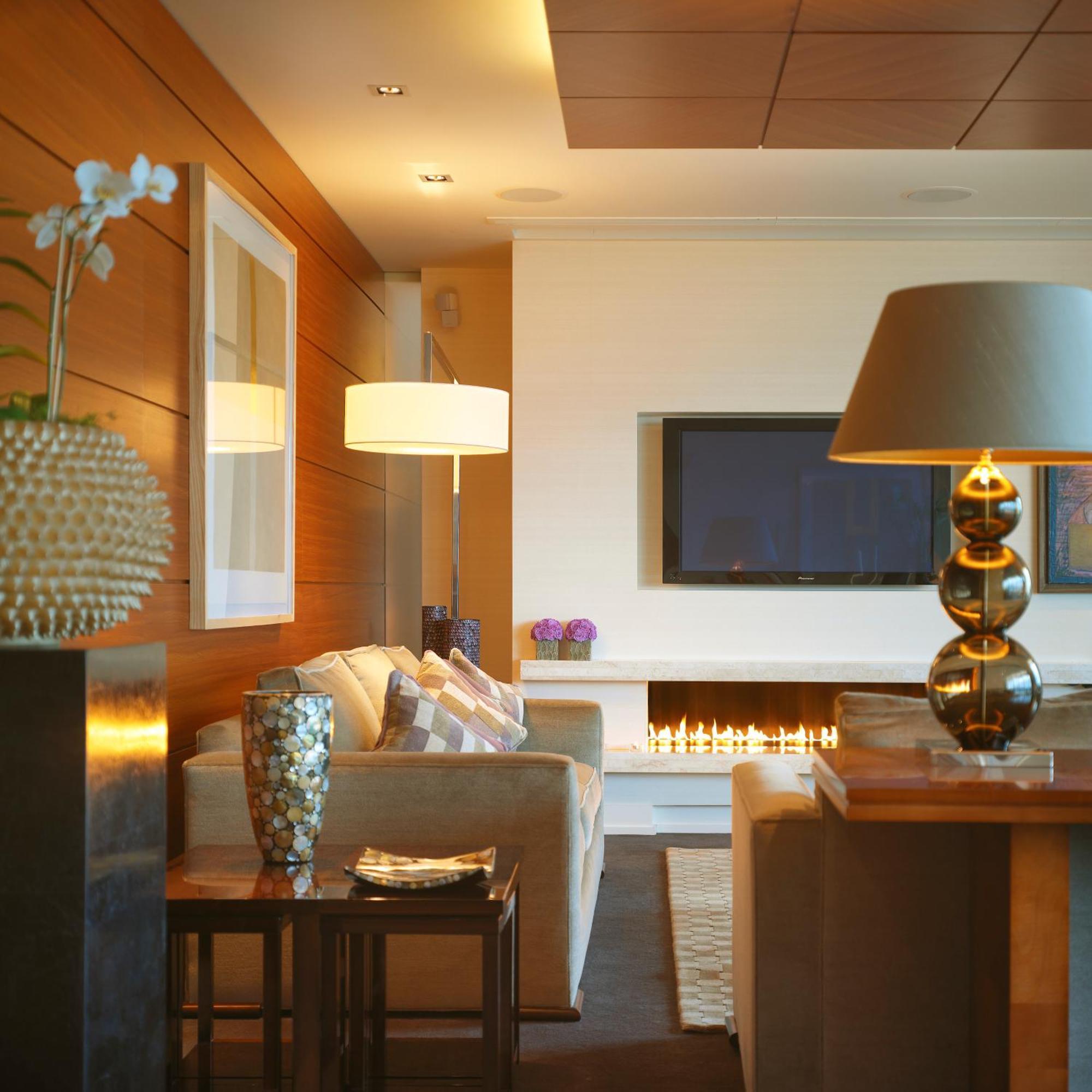 فندق وسبا أغادوي هايتس كيلارني الغرفة الصورة A living room with a fireplace