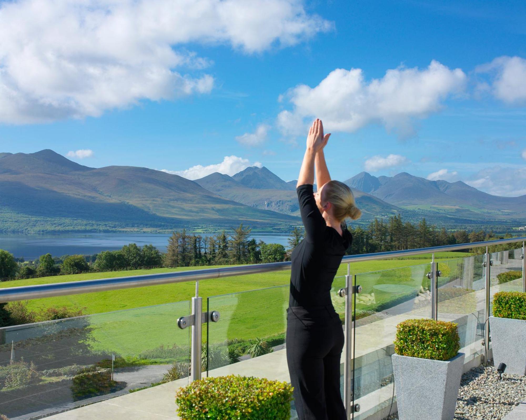 فندق وسبا أغادوي هايتس كيلارني المظهر الخارجي الصورة A woman practicing yoga at the Ice House Hotel