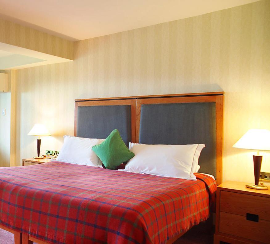 فندق وسبا أغادوي هايتس كيلارني المظهر الخارجي الصورة A bedroom at the hotel